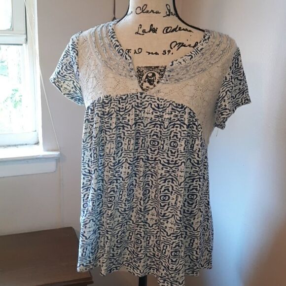 ANTHRO AKEMI & KIN BLUE & WHITE VNECK LACE TOP S - Picture 1 of 5
